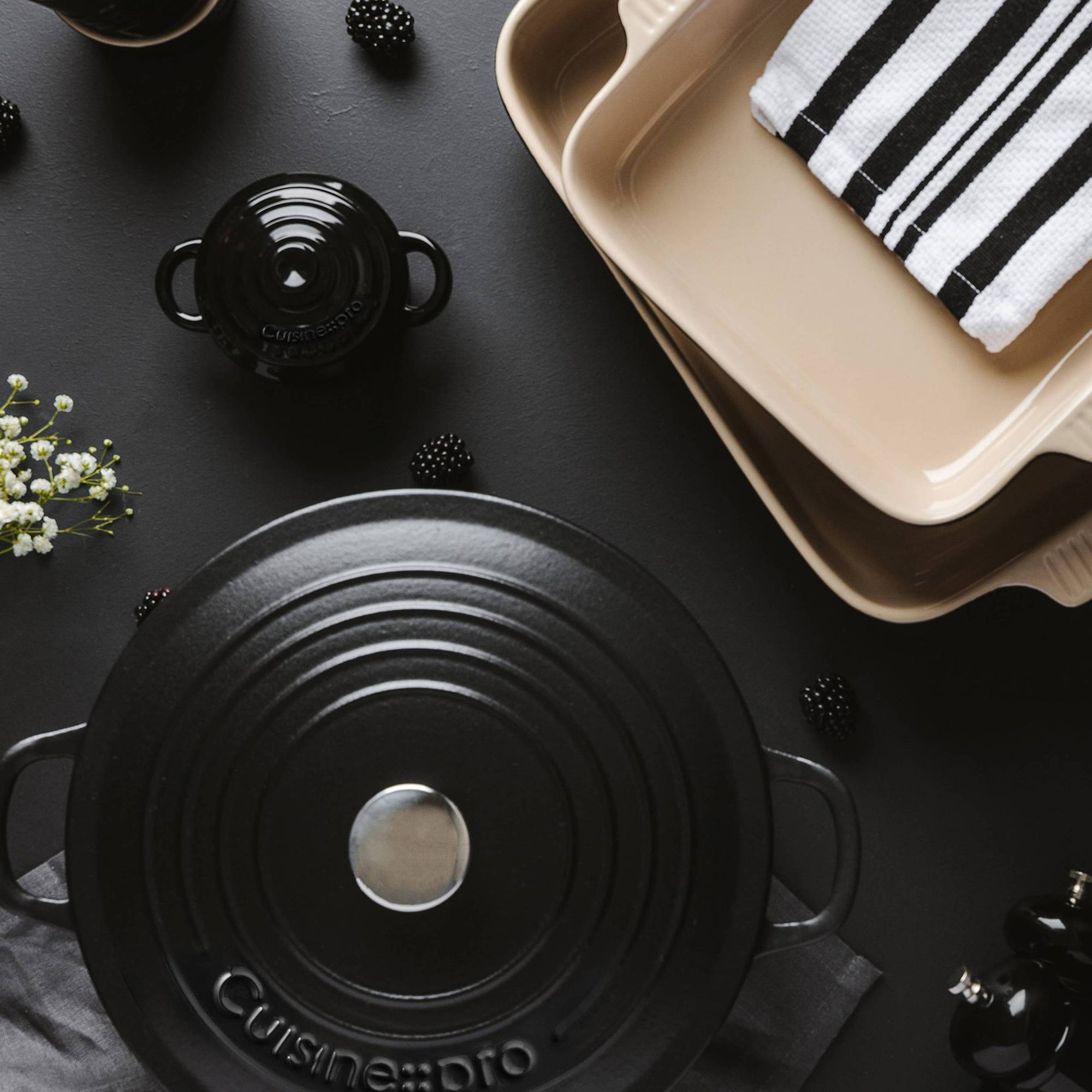 Cuisine::pro® LE CONNOISSEUR™ 6.6 Qt. Round French Oven