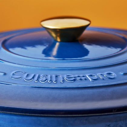 Cuisine::pro® LE CONNOISSEUR™ 6.6 Qt. Round French Oven lid with shiny knob detail.